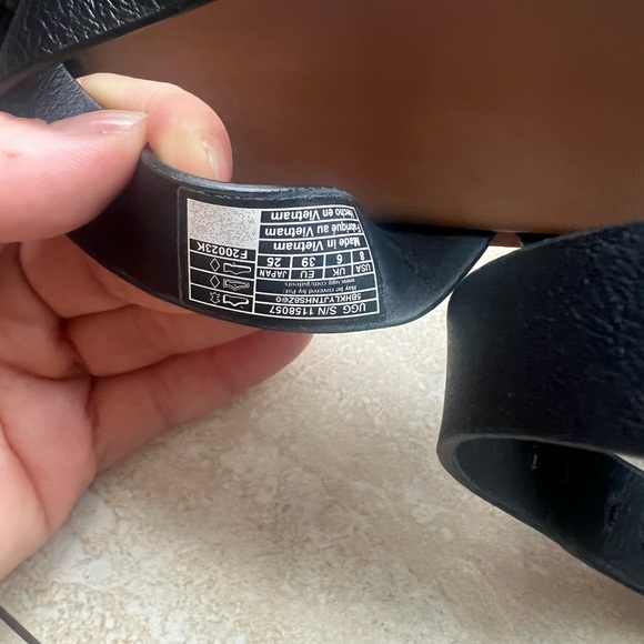 Ugg Sandals - Picture 6 of 6